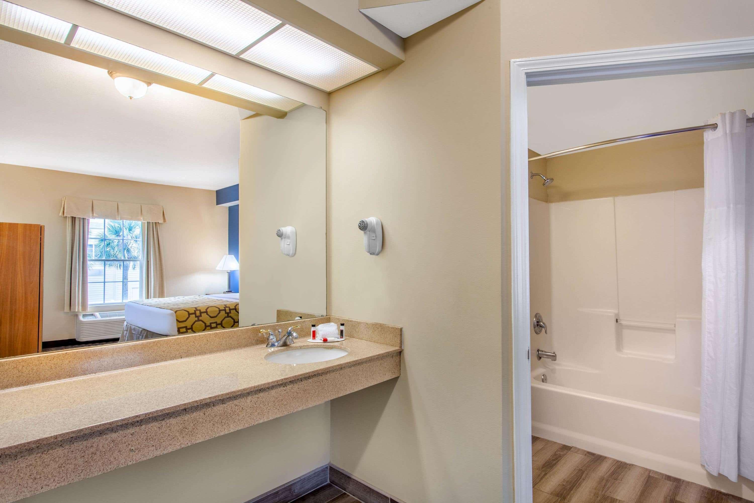 Baymont By Wyndham Jacksonville/Butler Blvd Exterior photo