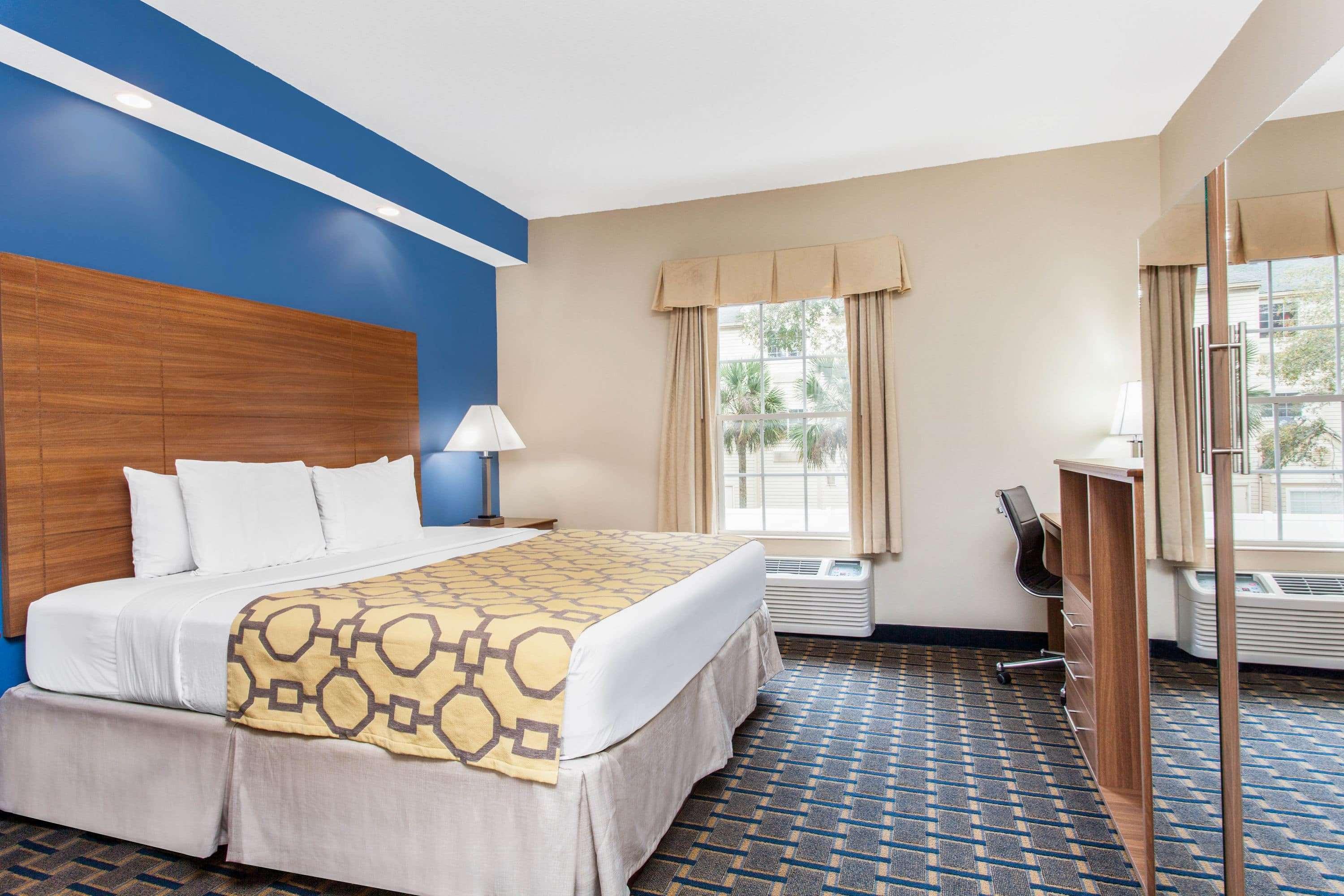 Baymont By Wyndham Jacksonville/Butler Blvd Exterior photo