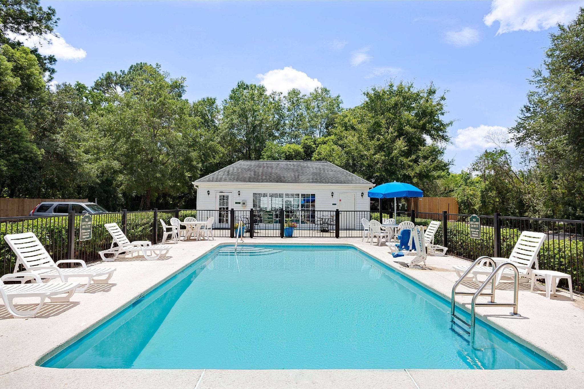 Baymont By Wyndham Jacksonville/Butler Blvd Exterior photo