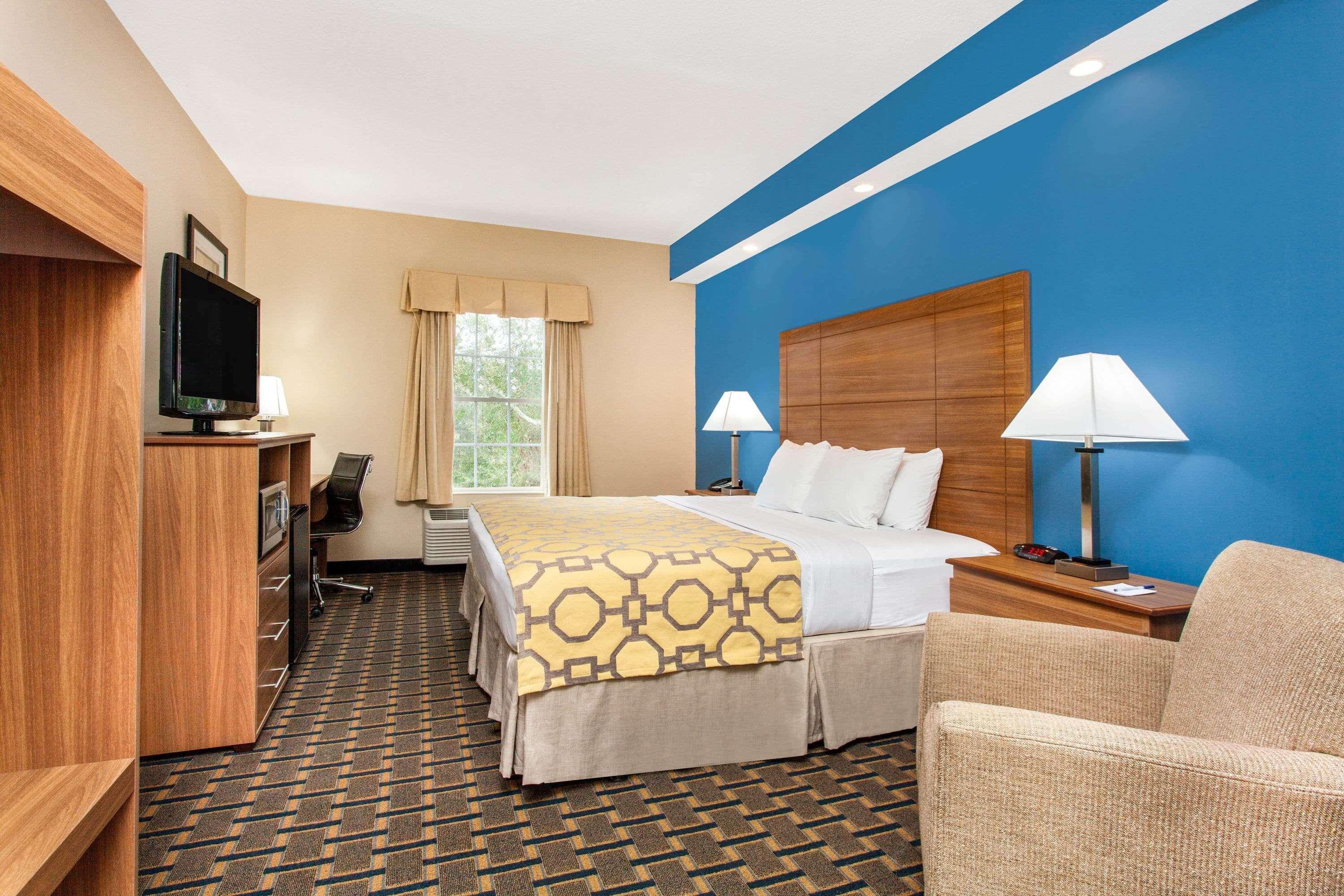 Baymont By Wyndham Jacksonville/Butler Blvd Exterior photo